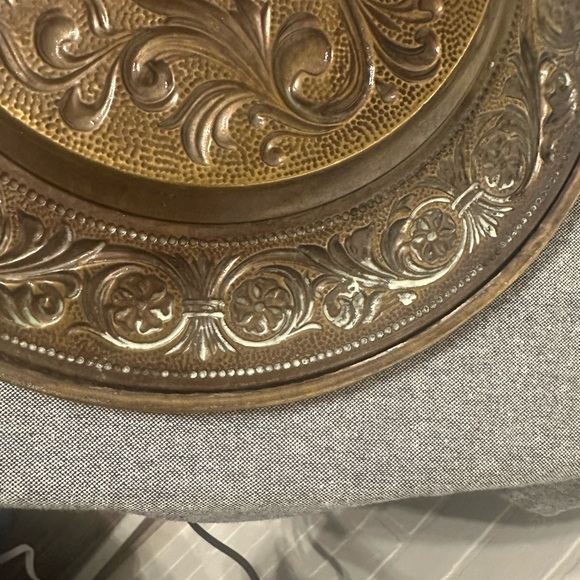 Vintage Brass Decor Plates. Renaissance Coat of Arms set of 2 - Picture 6 of 8